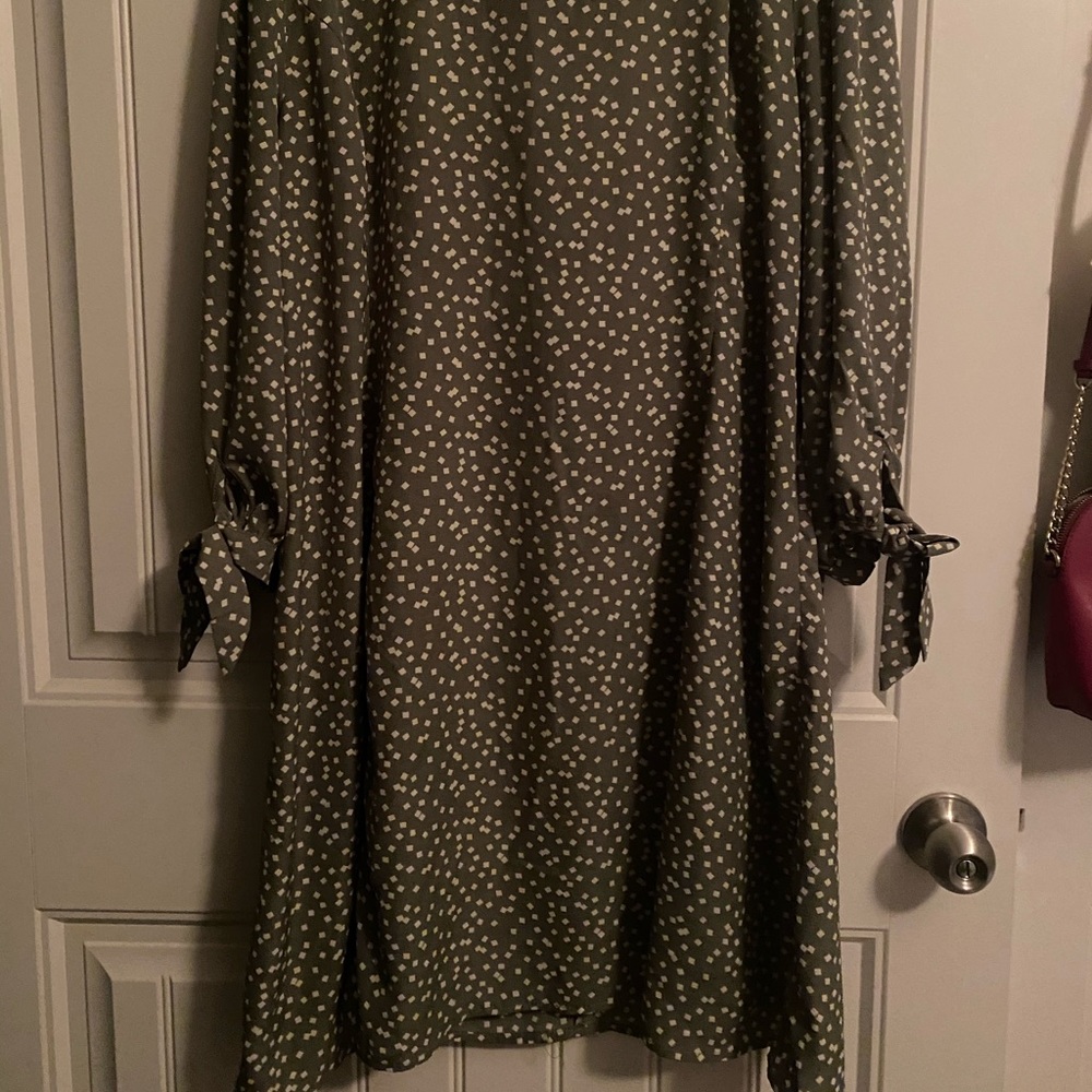 Green and cream dress with tie detail on sleeves